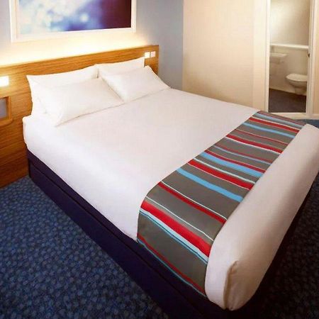 Travelodge London Teddington Exteriör bild