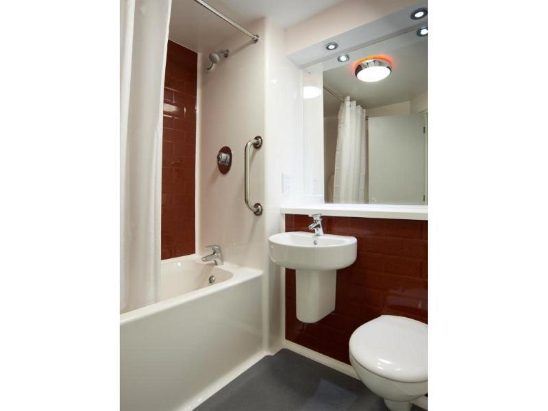 Travelodge London Teddington Exteriör bild