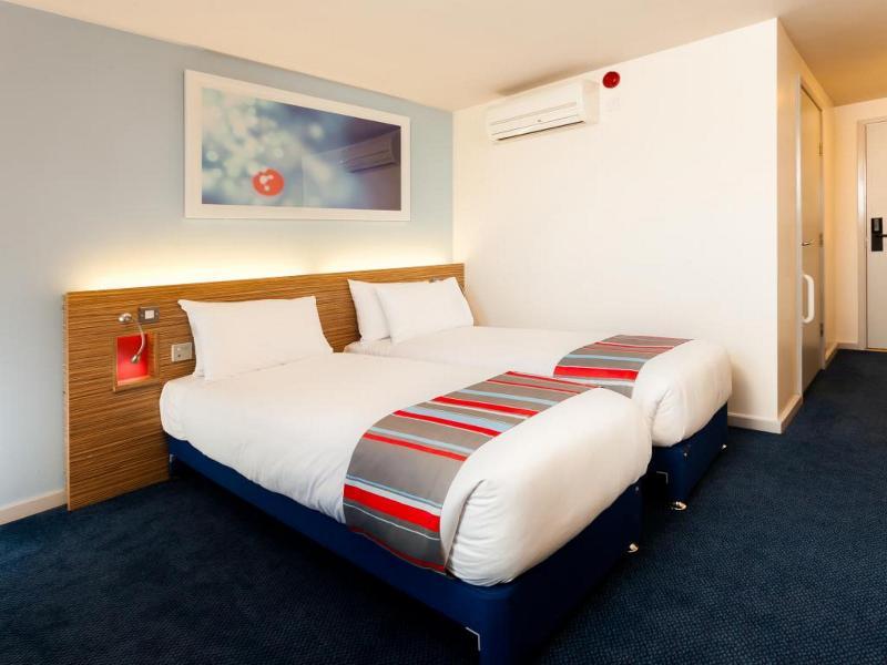 Travelodge London Teddington Exteriör bild