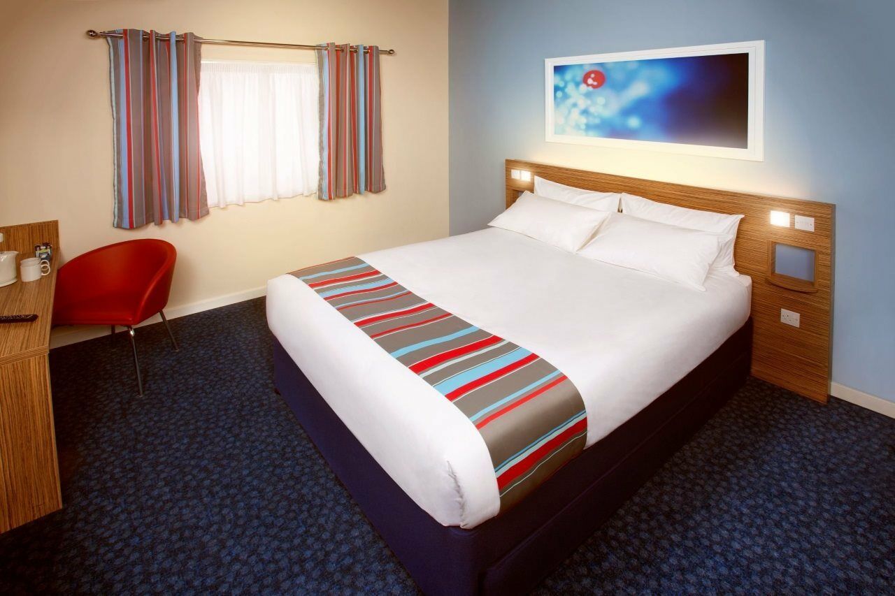 Travelodge London Teddington Exteriör bild